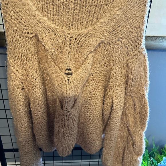 Rumored NWOT sweater. Very oversized. Fits up to large. Hand knitted - Picture 8 of 10